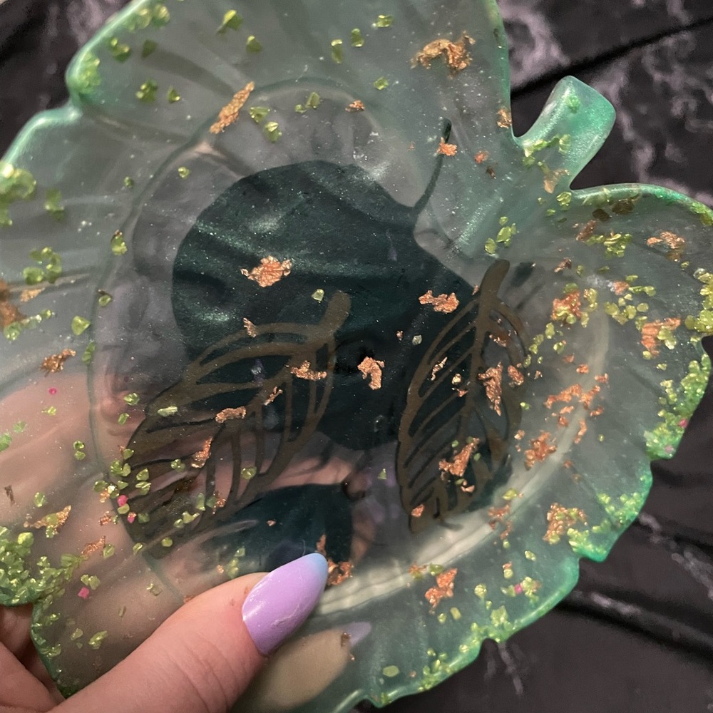 Handmade resin Green and gold flake Leaf-Shaped Jewelry Dish catch all tray - Picture 4 of 6